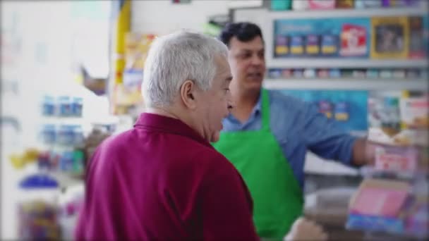 Achterkant Van Senior Klant Koopt Goederen Supermarkt Interactie Met Kassier — Stockvideo