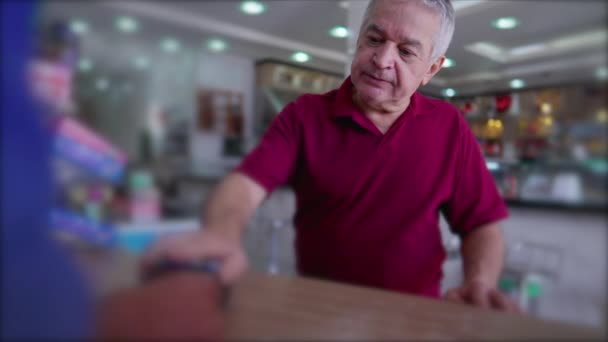 Cliente Sênior Usando Pagamento Móvel Balcão Caixa Cafetaria Indivíduo Mais — Vídeo de Stock