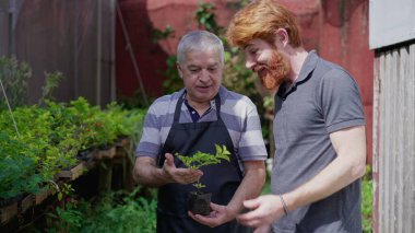 Erkek Müşteri Bahçıvanlık Dükkanı 'ndan Çiçek Fabrikası' nı Kıdemli Sahibinin Yardımlarıyla Satın Aldı