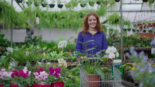 God Kvinnelig Kundeservice Blomsterbutikk Som Selger Planter Blomster – stockfoto