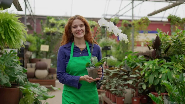 Щаслива Жінка Флорист Носить Квітку Всередині Магазину Садівництва Молода Руда — стокове фото
