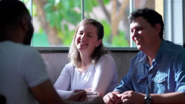 Alkalmi Multikulturális Csoport Beszélgetés Étteremben Őszinte Változatos Brazil Pár Akik — Stock videók