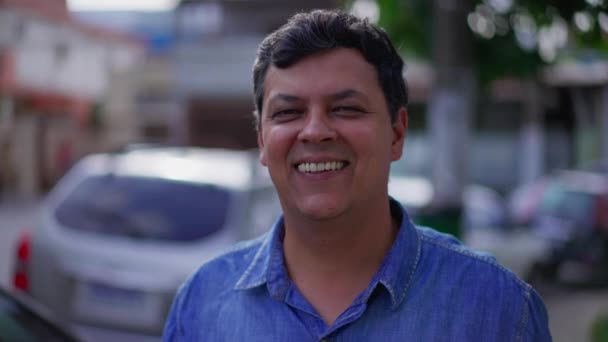 Портрет Счастливого Бразильца Стоящего Снаружи Городской Улице Смотрящего Улыбающуюся Камеру — стоковое видео