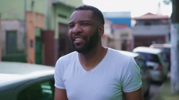 ストリートサイドウォークを歩く自信のあるブラジル人男性 クローズアップトラッキングショット — ストック動画
