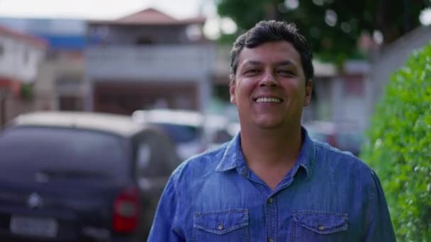 Brazilian Fericit Mergând Înainte Trotuarul Străzii Orașului Zâmbind Timpul Zilei — Videoclip de stoc