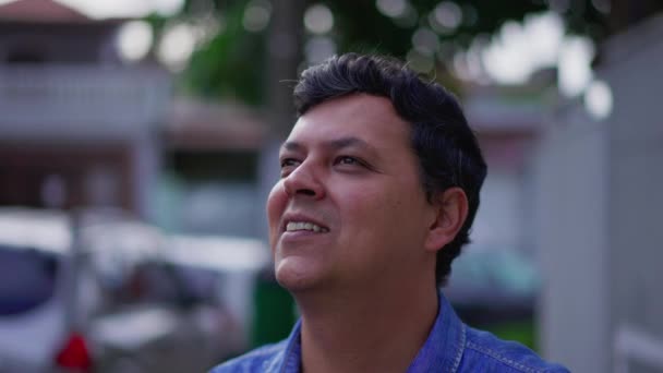 Gros Plan Latin Regardant Ciel Avec Espoir Foi Heureux Brésilien — Video