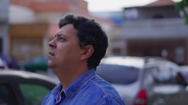 Een Braziliaanse Man Van Staat Straat Staren Met Serieuze Expressie — Stockvideo