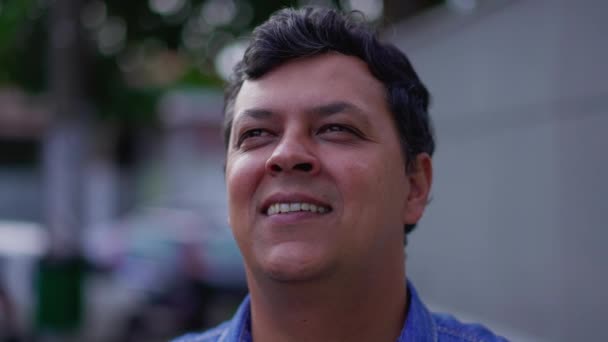 Ruhsal Latin Adam Umut Minnettarlıkla Gökyüzüne Bakıyor Yıllarda Güney Amerikalı — Stok video