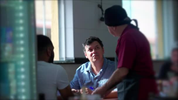 Osoba Objednávající Jídlo Mluví Mužským Číšníkem Restauraci Upřímné Autentické Scény — Stock video