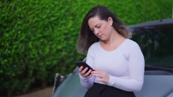 Femme Naviguant Sur Internet Sur Téléphone Portable Tout Appuyant Sur — Video