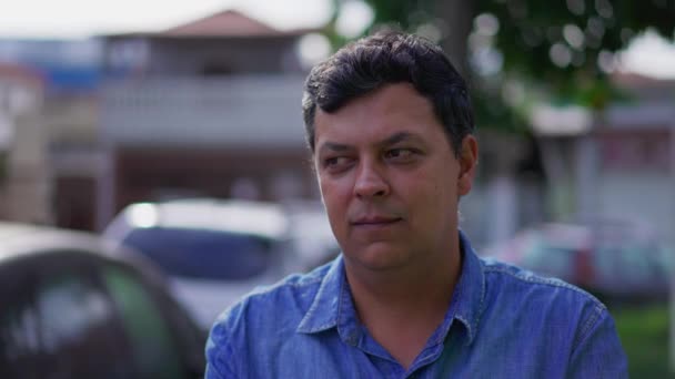 Yüzünde Sırıtışı Olan Düşünceli Latin Bir Adam Bir Fikri Olan — Stok video