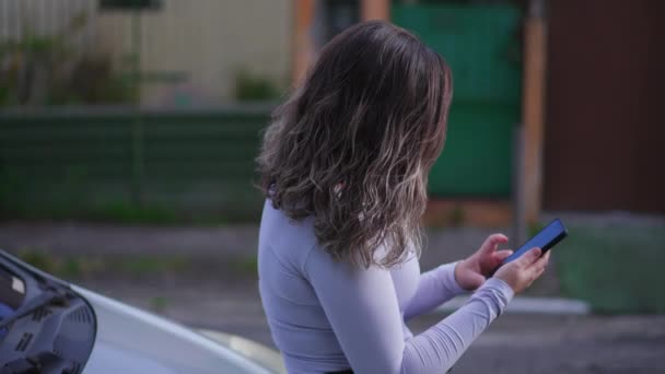 Femme Regardant Écran Téléphone Debout Extérieur Dans Rue Ville Appuyé — Video