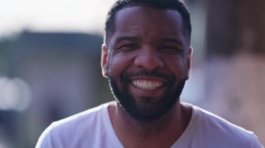 Kameraya gülümseyen mutlu bir siyah adam, 30 'lu yaşlarda, dost canlısı bir Afro-Amerikan erkeğin yakın çekim yüzü. Brezilyalı gerçek insanlar.