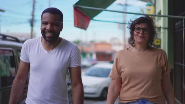Два Різних Бразильця Гуляють Вулицями Міста Повільно Щасливий Чорний Чоловік — стокове відео