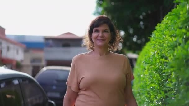 Kendine Güvenen Bir Ifadeyle Kaldırımda Yürüyen Neşeli Olgun Bir Kadın — Stok video