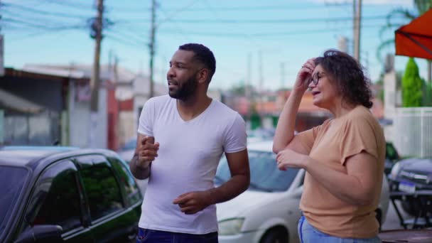 Різні Чоловіки Жінки Стоять Тротуарі Вказуючи Щось Поза Камерою Сусідній — стокове відео