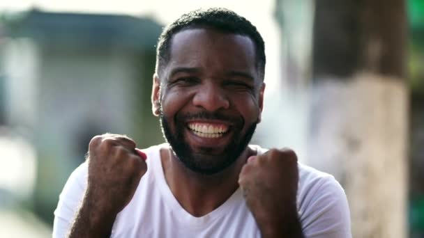 Een Opgewonden Zwarte Braziliaanse Man Viert Succes Hijsen Gebalde Vuisten — Stockvideo