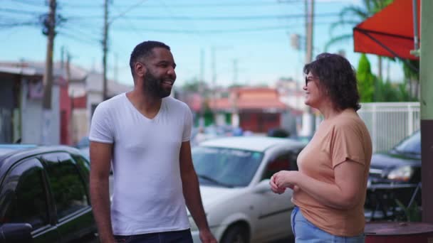 Два Разных Бразильца Разговаривают Улице Стоя Тротуаре Городской Среде Счастливый — стоковое видео