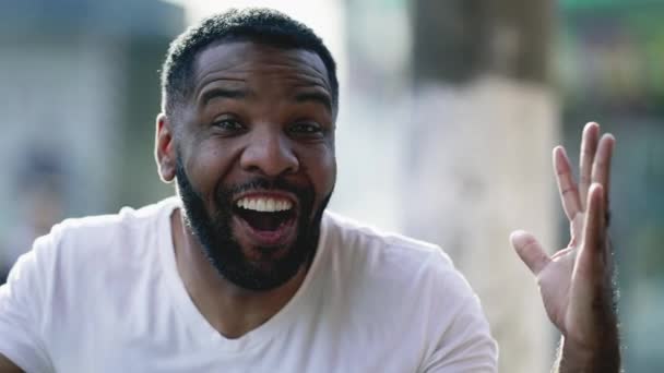 Šťastný Člověk Wow Reakce Stojící Venku Městem Pozadí Afroameričané Cítí — Stock video