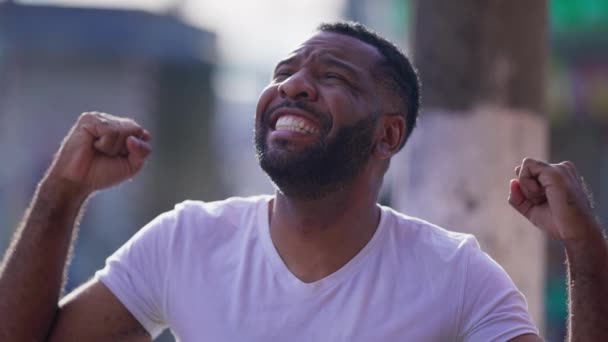 Ecstatic Gelukkig Afro Amerikaanse Man Viert Het Leven Wachtende Armen — Stockvideo