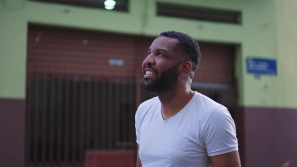 Egy Reményteli Fekete Brazil Férfi Aki Lassan Felfordítja Fejét Égre — Stock videók