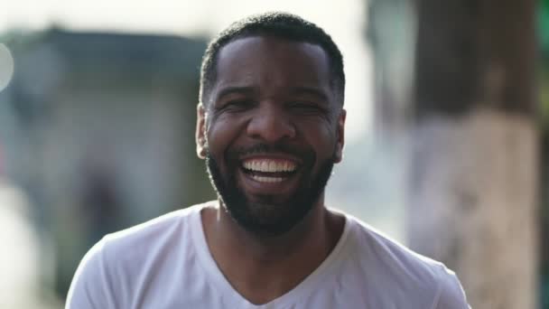 Een Gelukkige Zwarte Braziliaanse Man Lachend Lachend Buiten Stedelijke Omgeving — Stockvideo