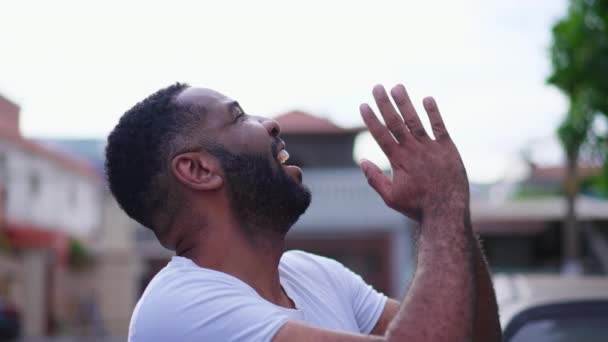 心存感激的非裔美国人在祈祷 带着微笑凝视着天空 乐观的非裔巴西人满怀希望和信心地向上看 — 图库视频影像