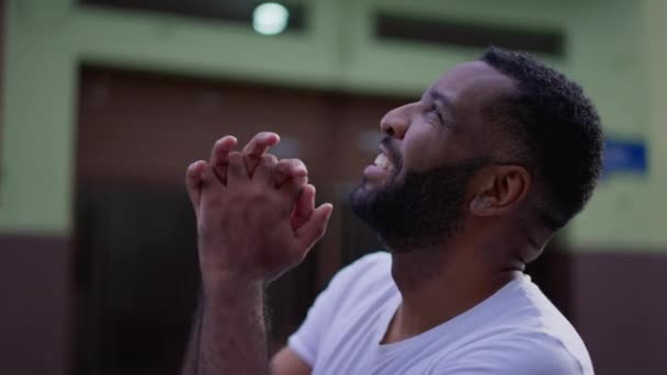 感恩的非裔美国人感谢上帝 仰望天空 微笑着祈祷 一个快乐的巴西黑人男人带着希望和快乐向上凝视着 — 图库视频影像