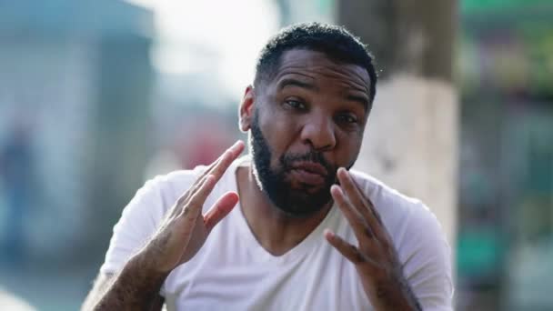 Hombre Negro Expresando Conmoción Sorpresa Wow Reacción Hacia Cámara Afro — Vídeos de Stock