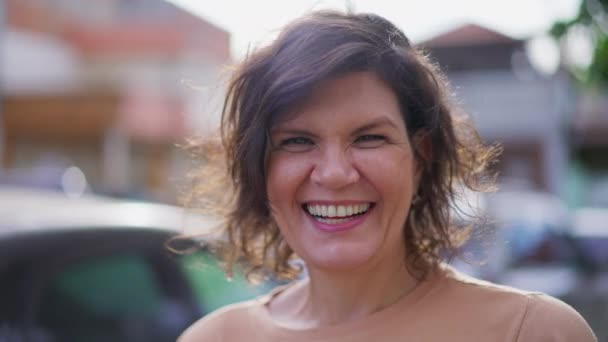 Eine Glückliche Brasilianerin Lächelt Die Kamera Die Auf Dem Bürgersteig — Stockvideo