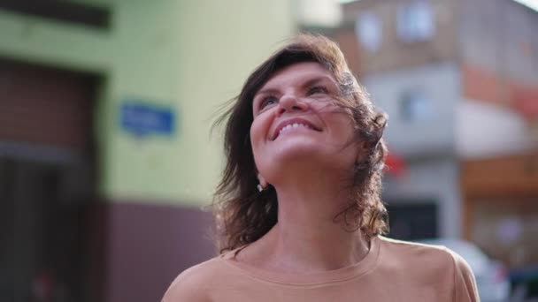 Uma Mulher Esperançosa Meia Idade Olhando Para Céu Com Olhar — Vídeo de Stock