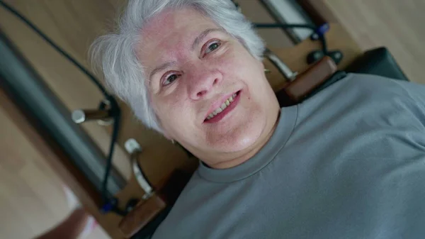 Närbild Senior Woman Ansikte Pilates Machine Motion Engagera Sig Ryggraden — Stockfoto
