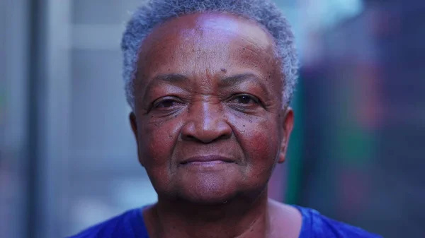 Közelkép Egy Idősebb Fekete Nőről Aki Semleges Arccal Néz Kamerába — Stock Fotó