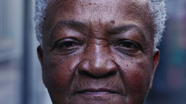 Drámai Makró Közelkép Egy Idősebb Fekete Nőről Aki Komoly Arckifejezéssel — Stock Fotó