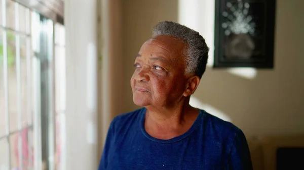 Προβληματική Ηλικιωμένη Γυναίκα Στέκεται Στο Παράθυρο Κοιτάζοντας Έξω Από Σπίτι — Φωτογραφία Αρχείου