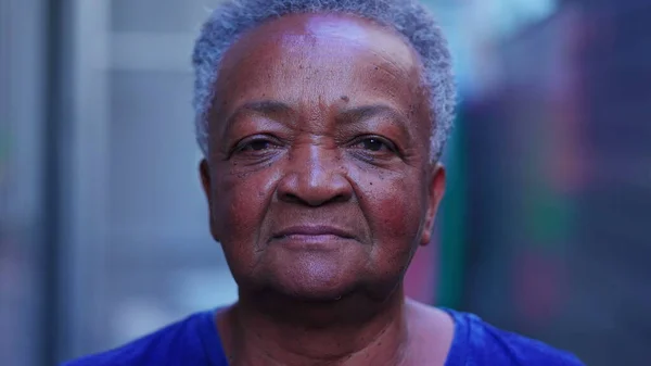 Κοντινό Πρόσωπο Μιας Ηλικιωμένης Μαύρης Γυναίκας Που Κοιτάζει Την Κάμερα — Φωτογραφία Αρχείου