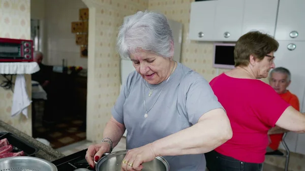 Cena Autêntica Mulher Idosa Preparando Comida Cozinha Membros Família Vida — Fotografia de Stock