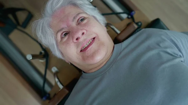 Närbild Senior Woman Ansikte Pilates Machine Motion Engagera Sig Ryggraden — Stockfoto