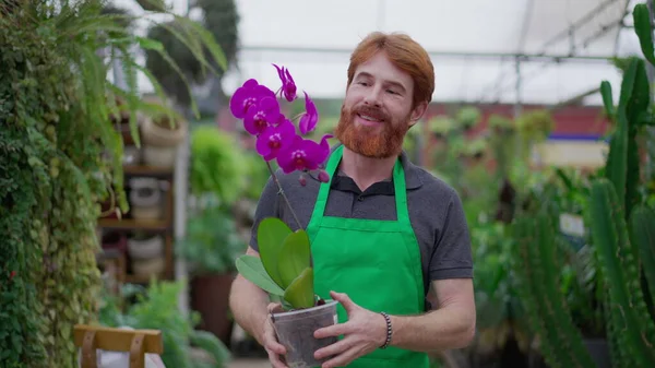 Jovem Empresário Loja Flores Andando Corredor Loja Horticultura Enquanto Segura — Fotografia de Stock