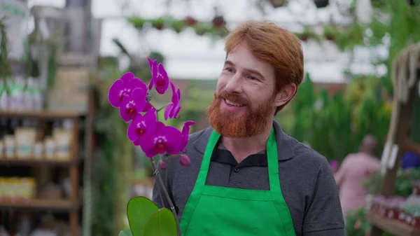 Junger Mann Unternehmer Von Blumenladen Fuß Gartenbaugeschäft Gang Während Sie — Stockfoto