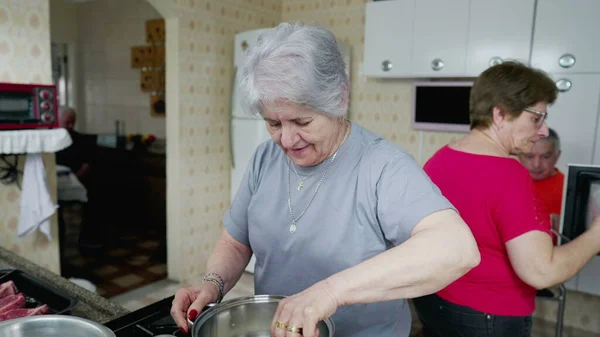 Auténtica Escena Cándida Anciana Preparando Comida Cocina Miembros Familia Vida — Foto de Stock