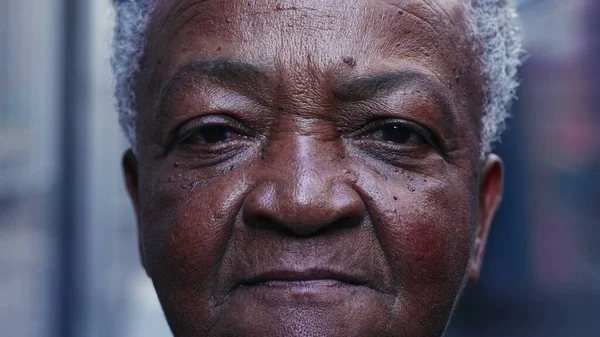 Drámai Makró Közelkép Egy Idősebb Fekete Nőről Aki Komoly Arckifejezéssel — Stock Fotó