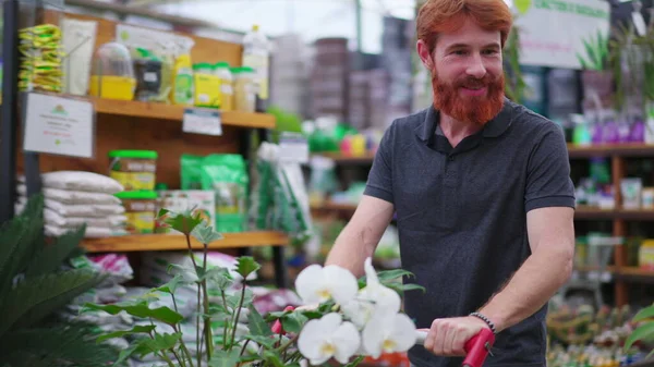 Jovem Comprando Flores Plantas Com Carrinho Horticultura Store Rastreamento Tiro — Fotografia de Stock