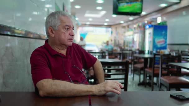 Uomo Anziano Pensieroso Seduto Nella Mensa Brasiliana Persona Anziana Premurosa — Video Stock