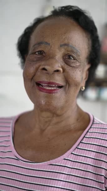 브라질의한 여인은 카메라로 있었다 아프리카 미국인 할머니가 즐거운 표정을 있습니다 — 비디오