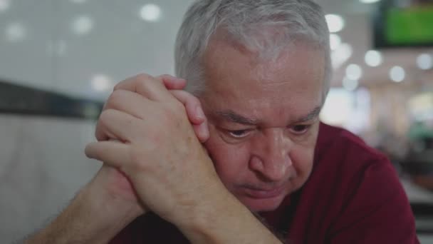 Starszy Mężczyzna Zmagający Się Depresją Restauracji Starszy Kaukaski Cierpiący Chorobę — Wideo stockowe