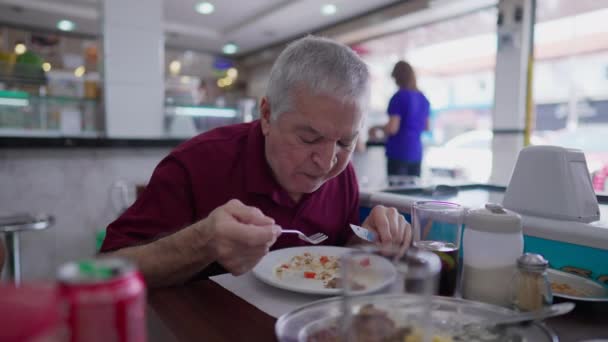 Homem Idoso Almoçando Tradicional Refeitório Brasileiro Uma Pessoa Mais Velha — Vídeo de Stock