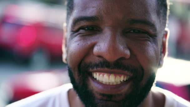 Egy Boldog Fekete Brazil Férfi Közelről Mosolyog Vidám Barátságos Afro — Stock videók