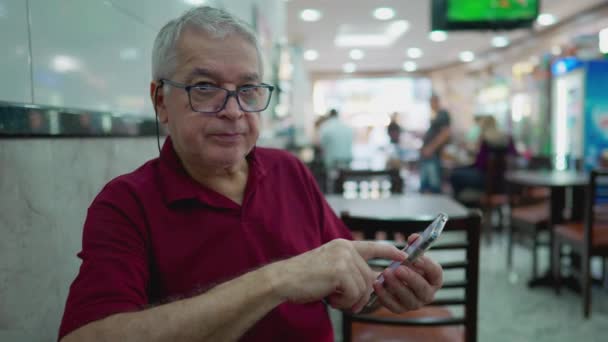 Retrato Idoso Usando Telefone Sentado Refeitório Brasileiro Pessoa Idosa Virando — Vídeo de Stock
