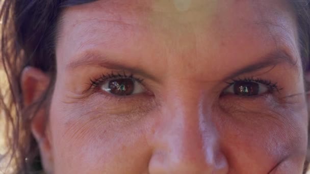 Makro Närbild Medelålders Kvinnans Öga Stirrar Intensivt Kameran Med Blåst — Stockvideo